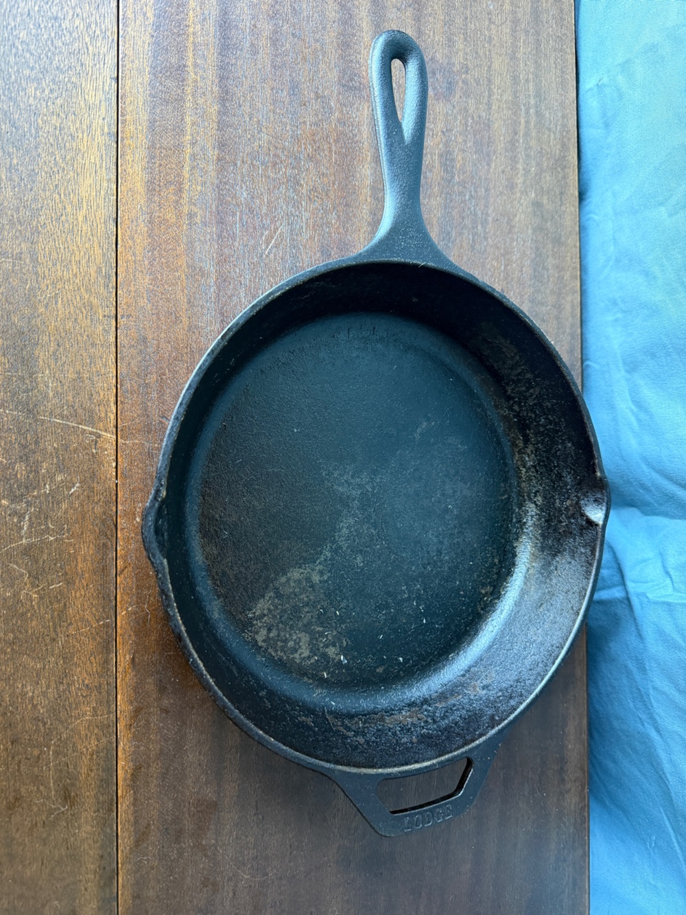 Lodge 8SK Cast Iron Skillet 10.25" Pan USA Helper Handle Dual Spouts Seasoned